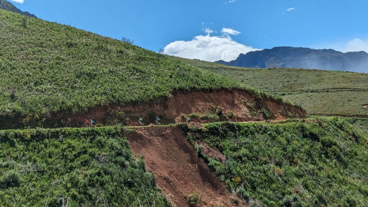 Mountainbikers op een gravelweg in de Westkaap